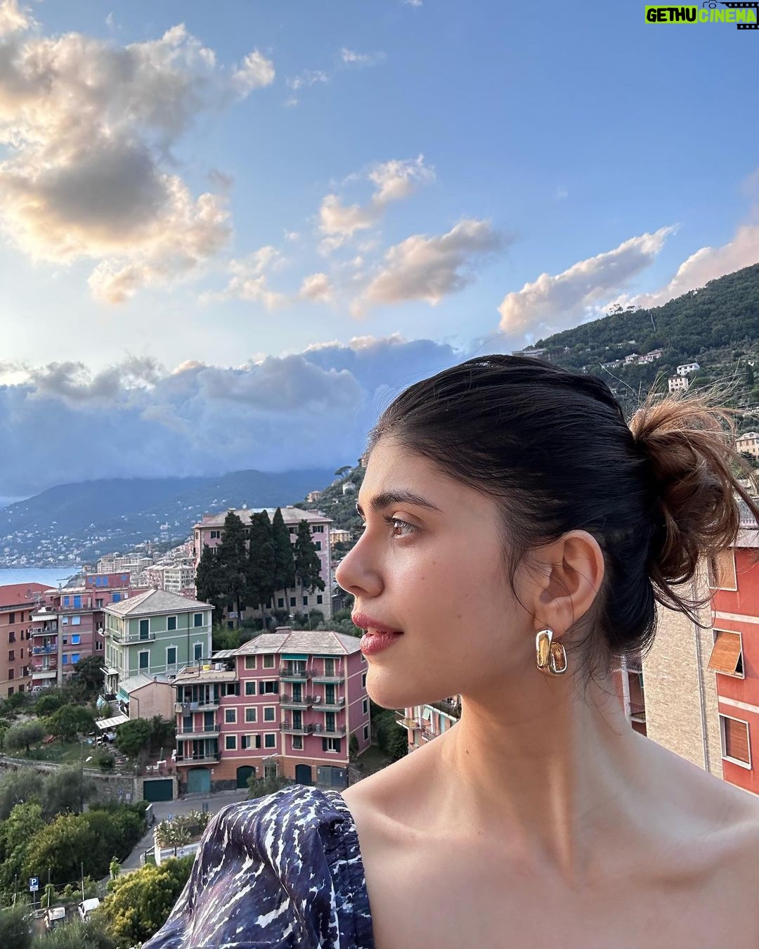 Sanjana Sanghi Instagram - Questa e vita 💕☀️🌊 The last few days were spent in some stunning Ligurian towns along the Italian Riviera. Camogli, though, has my heart. Quaint. Undiscovered. People full of love & life. Food full of color & warmth. Focaccia fresh out of the oven by local bakers. Sea food fresh out of the Ligurian sea. Little colourful homes strewn across the hillside, mesmerising, as though a painting made at leisure. I learned that given a choice, I can sit by a street drinking coffee and people watch for days. I also learned that speed boats across choppy sea waters frighten me?🤷🏼♀️ • Camogli - PortoFino - Santa Margarita • #SOnVacay #OffDuty Camogli, Riviera Ligure, Italia