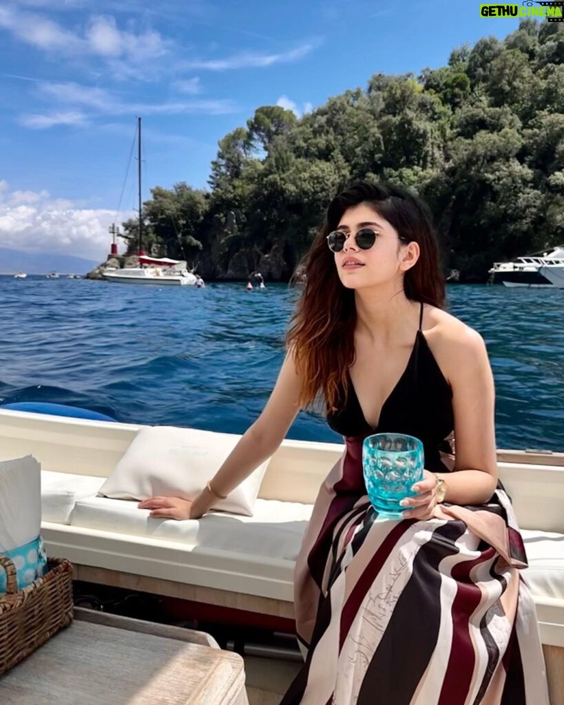 Sanjana Sanghi Instagram - Questa e vita 💕☀️🌊 The last few days were spent in some stunning Ligurian towns along the Italian Riviera. Camogli, though, has my heart. Quaint. Undiscovered. People full of love & life. Food full of color & warmth. Focaccia fresh out of the oven by local bakers. Sea food fresh out of the Ligurian sea. Little colourful homes strewn across the hillside, mesmerising, as though a painting made at leisure. I learned that given a choice, I can sit by a street drinking coffee and people watch for days. I also learned that speed boats across choppy sea waters frighten me?🤷🏼‍♀️ • Camogli - PortoFino - Santa Margarita • #SOnVacay #OffDuty Camogli, Riviera Ligure, Italia