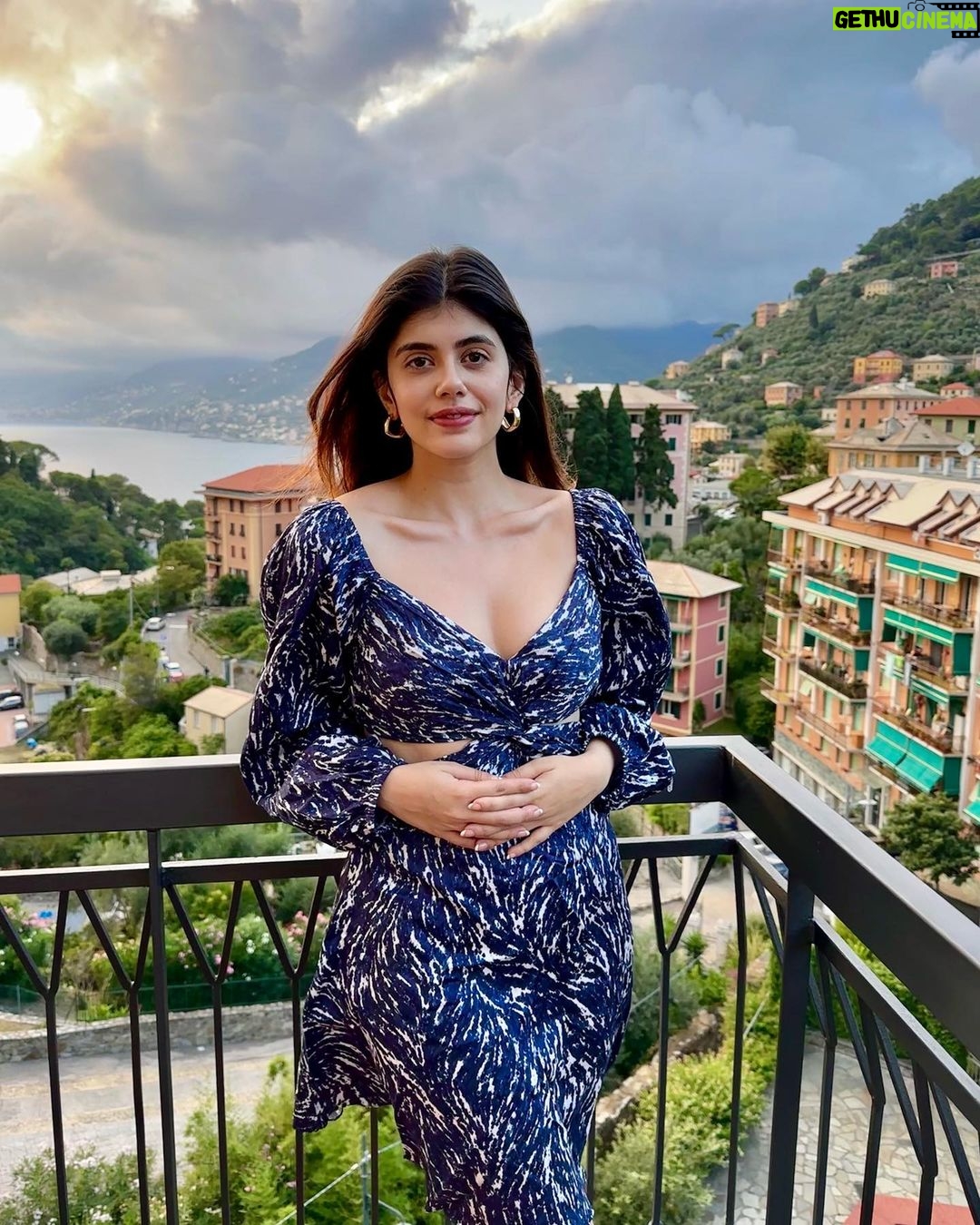 Sanjana Sanghi Instagram - Questa e vita 💕☀️🌊 The last few days were spent in some stunning Ligurian towns along the Italian Riviera. Camogli, though, has my heart. Quaint. Undiscovered. People full of love & life. Food full of color & warmth. Focaccia fresh out of the oven by local bakers. Sea food fresh out of the Ligurian sea. Little colourful homes strewn across the hillside, mesmerising, as though a painting made at leisure. I learned that given a choice, I can sit by a street drinking coffee and people watch for days. I also learned that speed boats across choppy sea waters frighten me?🤷🏼♀️ • Camogli - PortoFino - Santa Margarita • #SOnVacay #OffDuty Camogli, Riviera Ligure, Italia