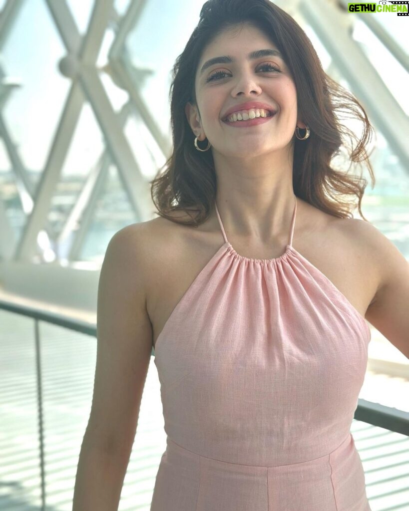 Sanjana Sanghi Instagram - It was a beautiful & chaotic afternoon of press kicking off Day 1 of the @iifa saga ⚡️☀️ #IIFA2023 With some eggs benedict to start with and pizza to end with 🙅🏻‍♀️ ( Styled by @castelino_priyanka W Abu Dhabi – Yas Island