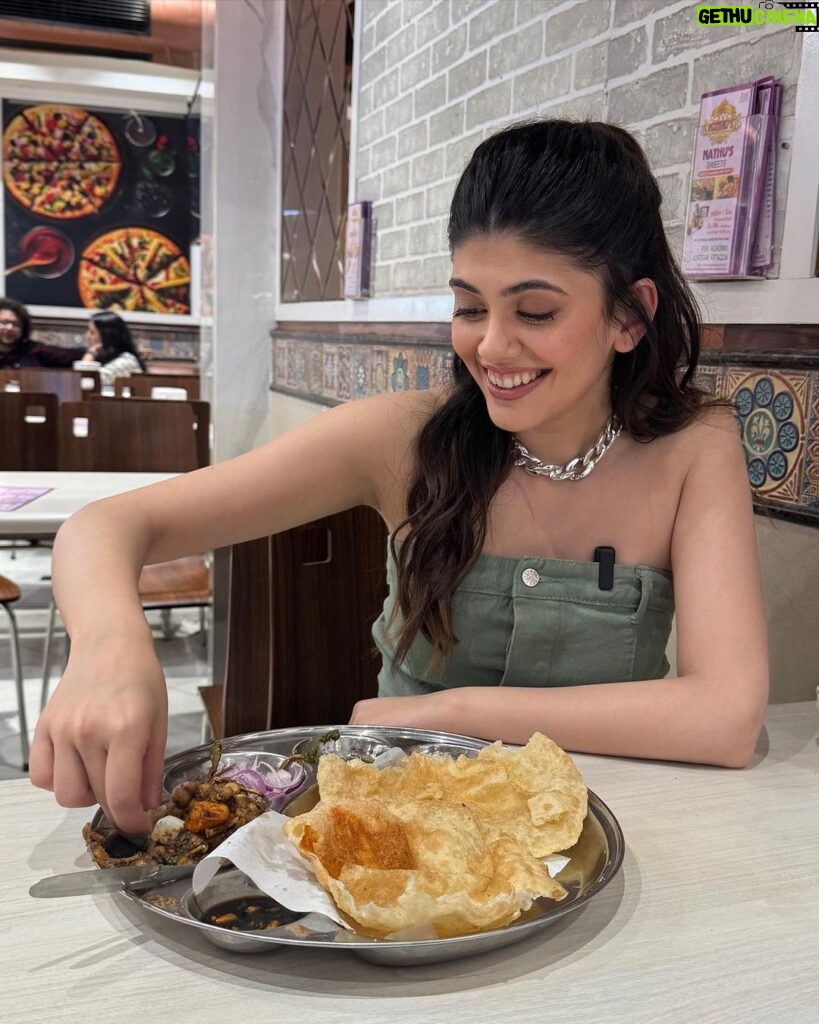 Sanjana Sanghi Instagram - So, work took me back home for a minute and : Had me start the day shooting at my school, spend the morning eating golgappas & chola bhatura at my childhood haunts - all courtesy the fabulous folks at @curly.tales 💕 And then it had me experience the endless love of such a wholesome & electric afternoon at the @srccbusinessconclave 🌸 Heart is happy! Bengali Market