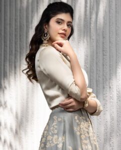 Sanjana Sanghi Instagram - Nachdene Sare ❤️✨ . . . . 👗 : @eshaamiin1 @arbyrheakapoor @arenjewellers 💄: @shrutisharmamakeup @shirleensartistry 📸: @sabiphotography1