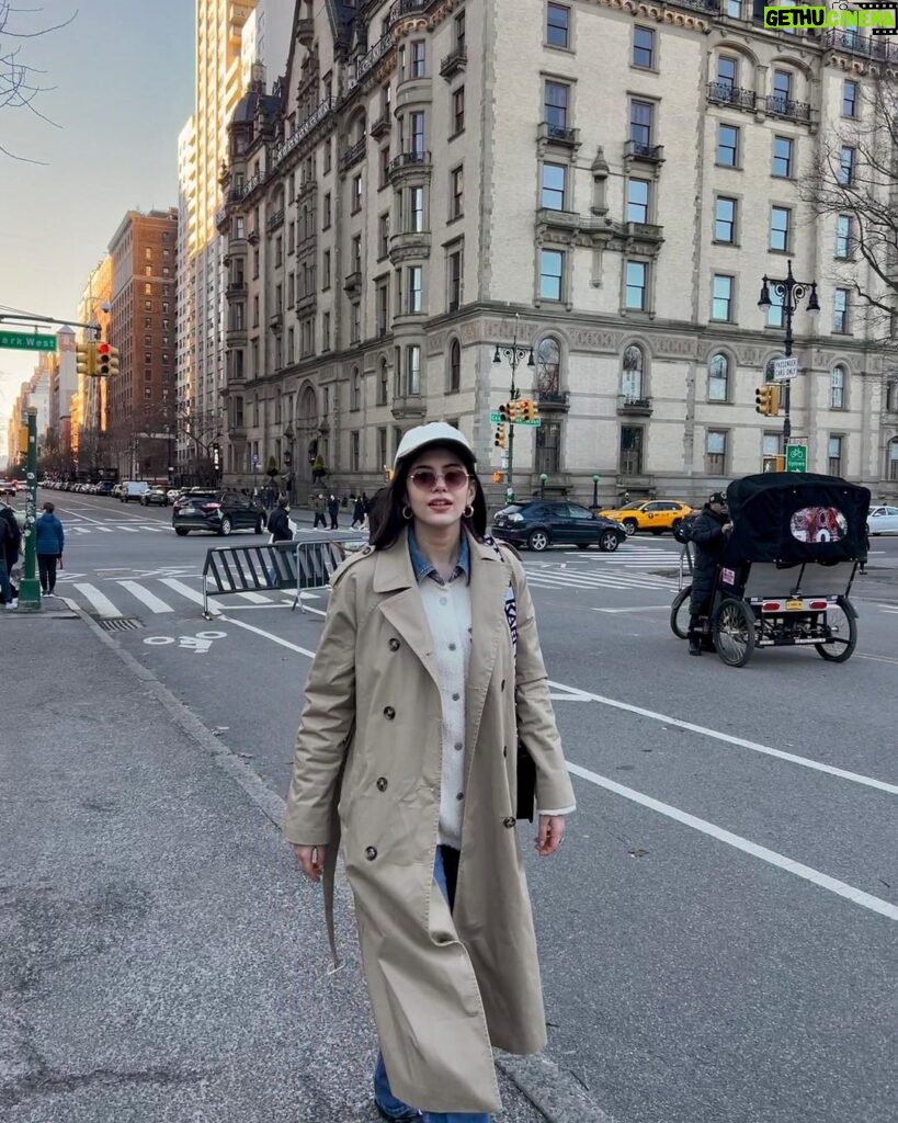 Sanjana Sanghi Instagram - In snowy New York, this was a rare sunny day, so yes, we over did the photos okay??? 🙋‍♀️ New York City