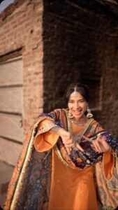 Sara Gurpal Instagram - #SaraKehndi hanji kidan ?? Wearing : @thessarasshop 📸: @ajay_pictures