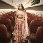 Sara Gurpal Instagram - POV : when you late for your friends wedding #Sarakehndi . . @thevideowala @vikram_singha For : @sunderjewellers @sunderemporium Makeup Hair : @kritikaaguptaa_ Delhi, India