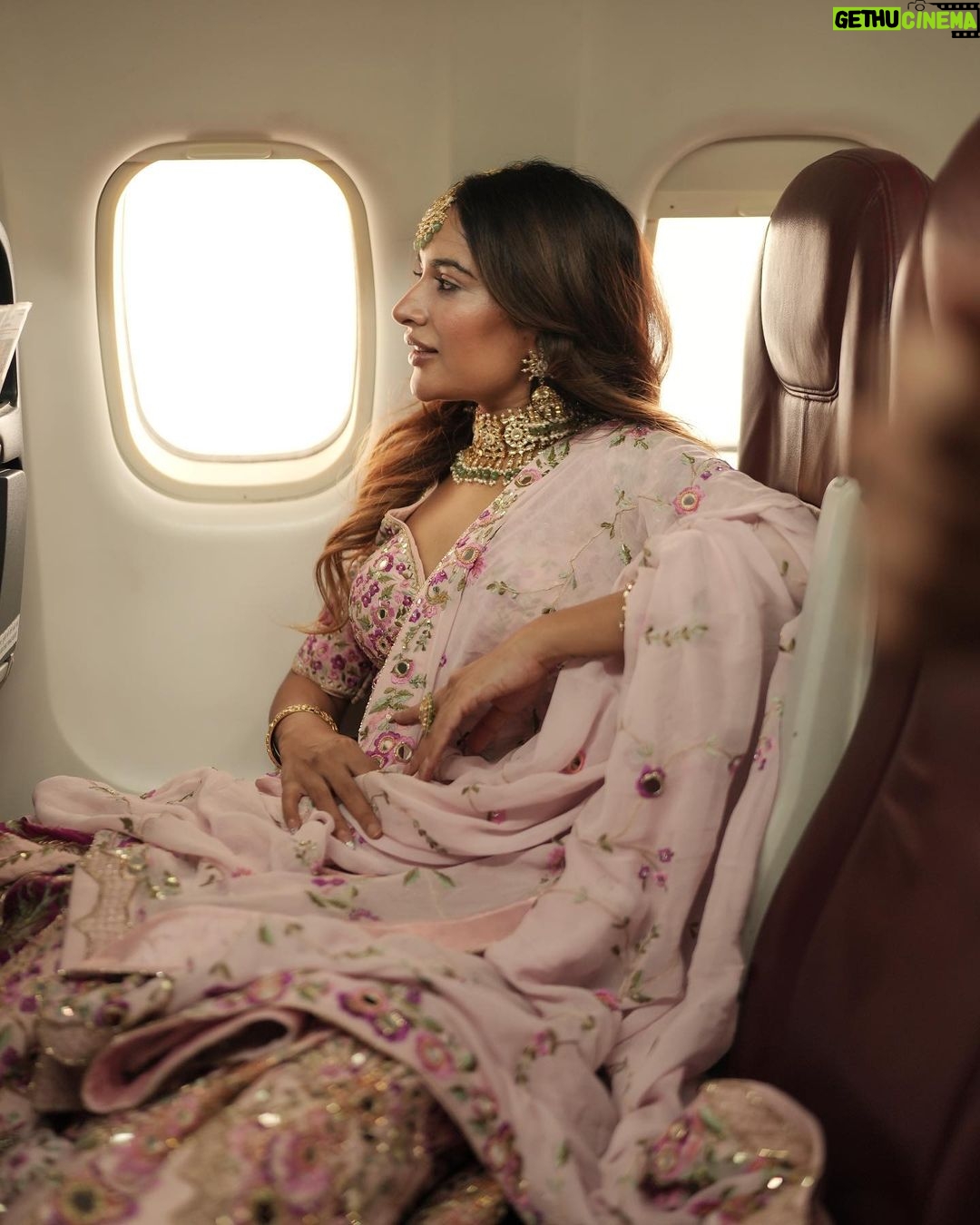 Sara Gurpal Instagram - POV : when you late for your friends wedding #Sarakehndi . . @thevideowala @vikram_singha For : @sunderjewellers @sunderemporium Makeup Hair : @kritikaaguptaa_ Delhi, India