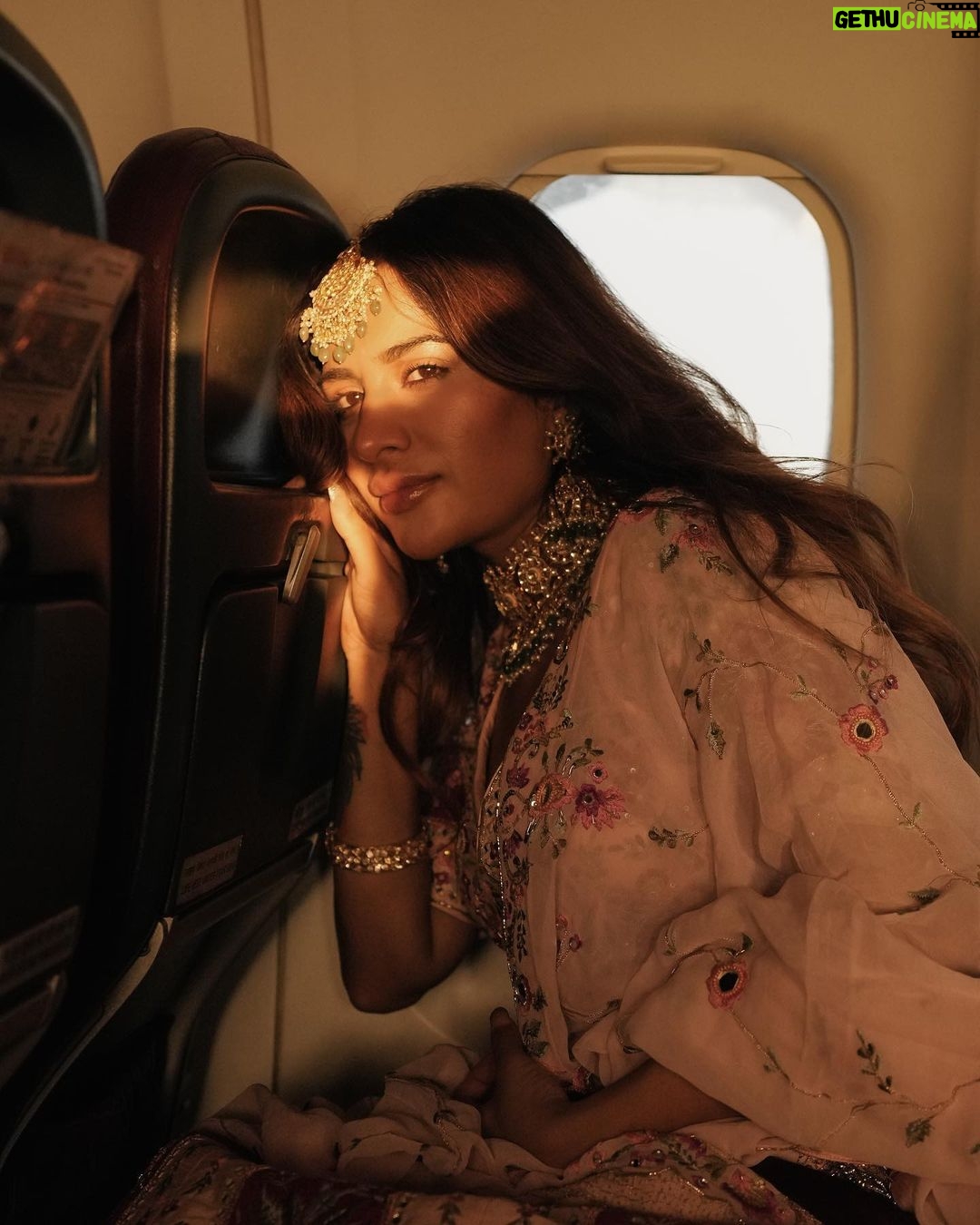 Sara Gurpal Instagram - POV : when you late for your friends wedding #Sarakehndi . . @thevideowala @vikram_singha For : @sunderjewellers @sunderemporium Makeup Hair : @kritikaaguptaa_ Delhi, India