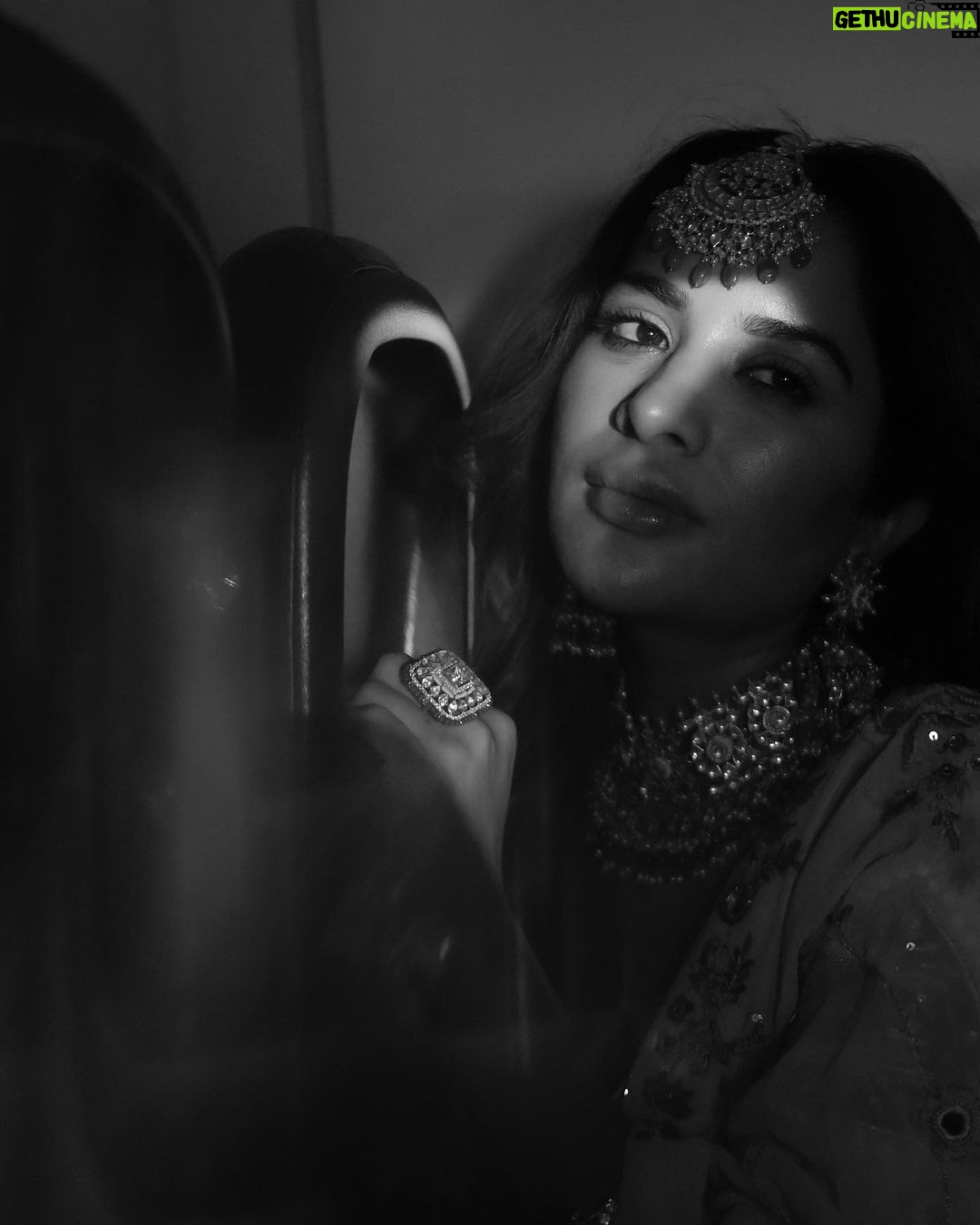 Sara Gurpal Instagram - POV : when you late for your friends wedding #Sarakehndi . . @thevideowala @vikram_singha For : @sunderjewellers @sunderemporium Makeup Hair : @kritikaaguptaa_ Delhi, India
