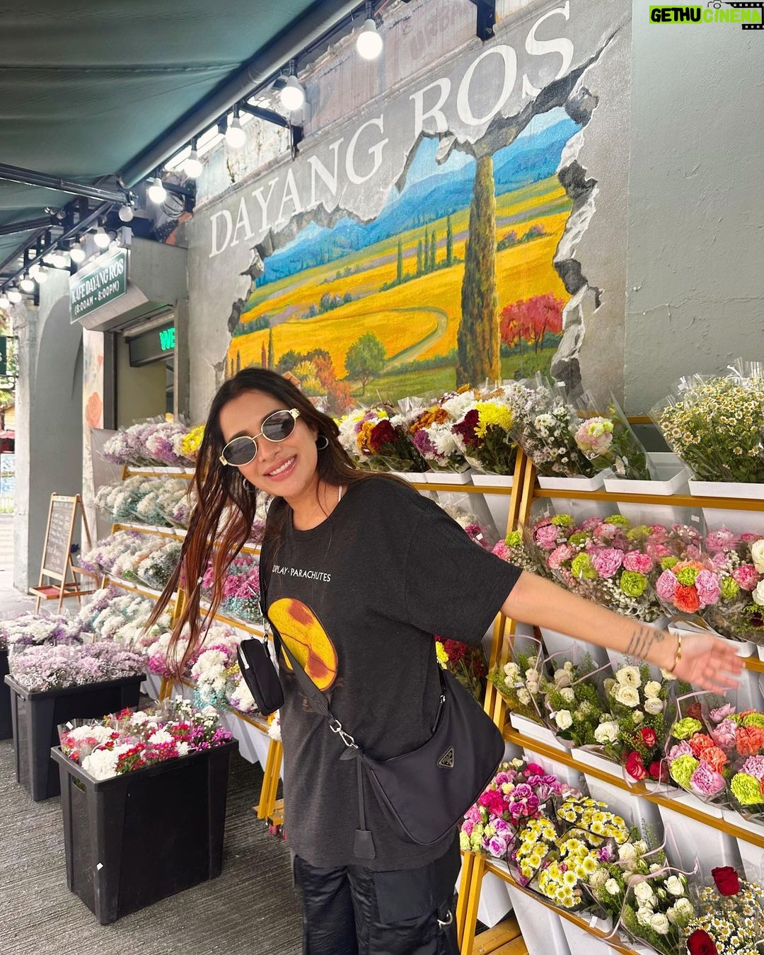 Sara Gurpal Instagram - #SaraKehndi Can you guess the country ???