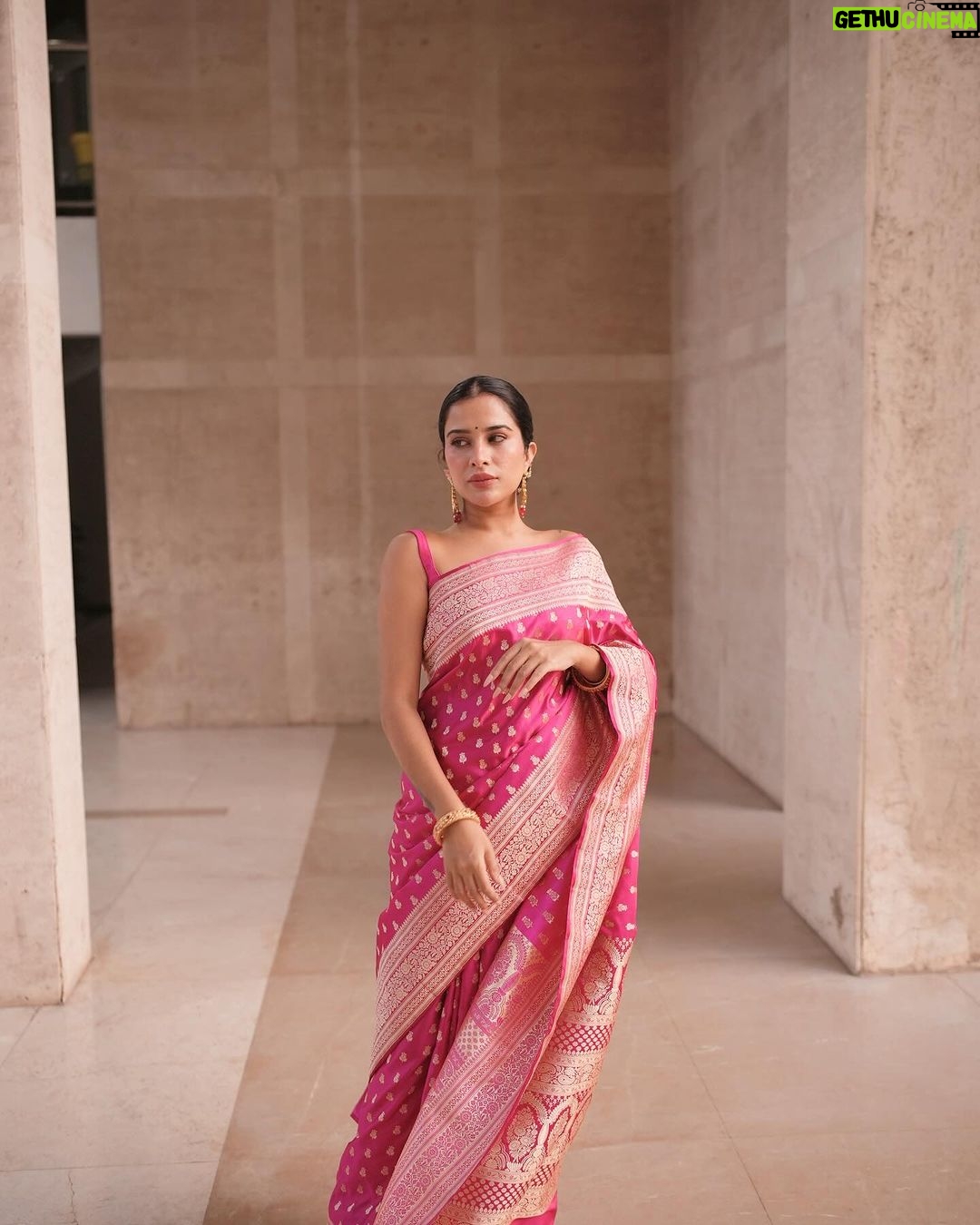 Sara Gurpal Instagram - #SaraKehndi :Draped in tradition, living in style . . . . 📸: @ajay_pictures Saree : @gulatieditions Styled by ; @sagarpal28__ Hair : @harryforhair Earring : @theurbanglitter