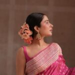 Sara Gurpal Instagram - #SaraKehndi :Draped in tradition, living in style . . . . 📸: @ajay_pictures Saree : @gulatieditions Styled by ; @sagarpal28__ Hair : @harryforhair Earring : @theurbanglitter