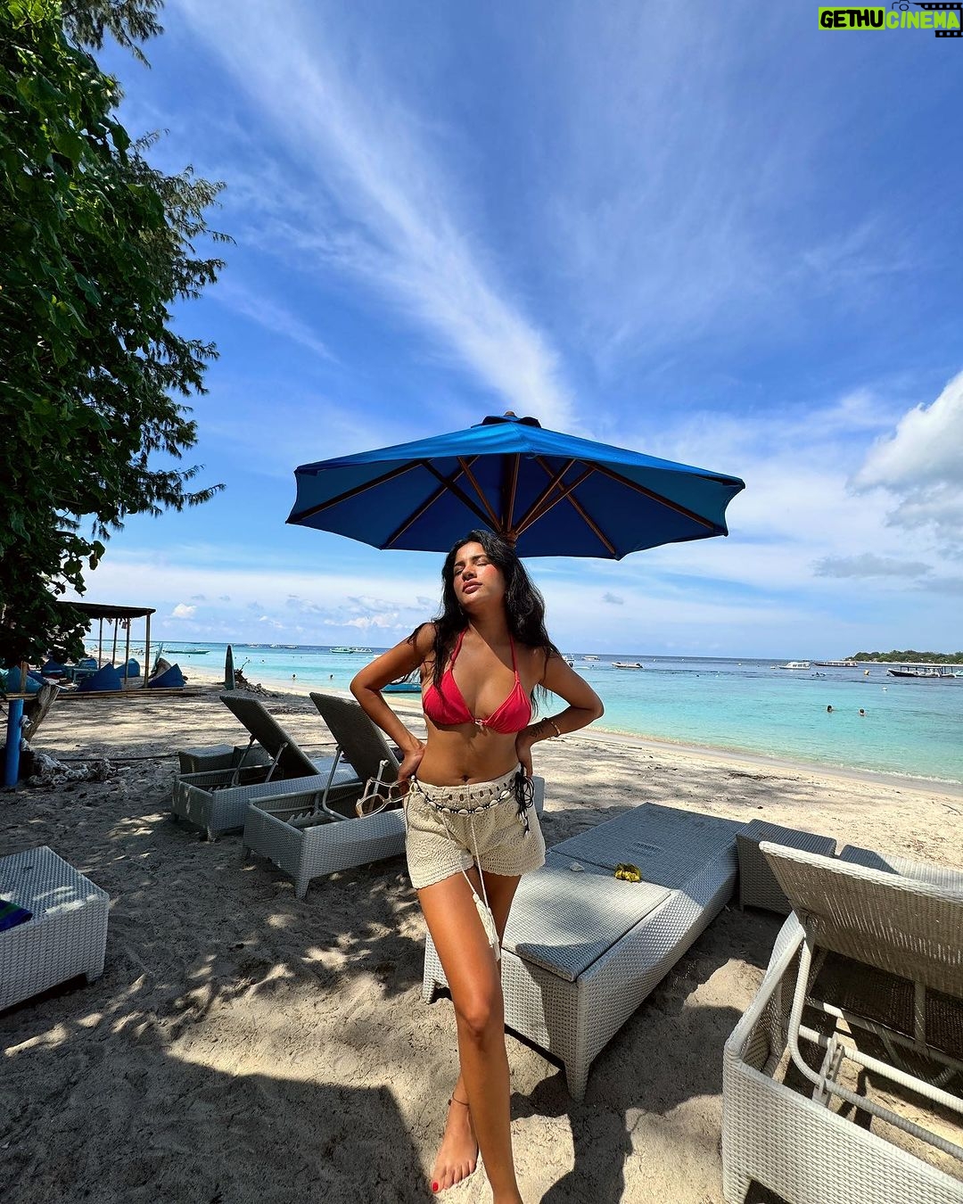 Sara Gurpal Instagram - #SaraKehndi Guess the location!!! Wrong answers only lol