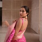 Sara Gurpal Instagram - #SaraKehndi :Draped in tradition, living in style . . . . 📸: @ajay_pictures Saree : @gulatieditions Styled by ; @sagarpal28__ Hair : @harryforhair Earring : @theurbanglitter