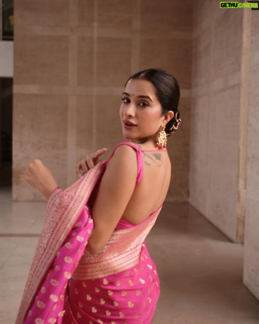 Sara Gurpal Instagram - #SaraKehndi :Draped in tradition, living in style . . . . 📸: @ajay_pictures Saree : @gulatieditions Styled by ; @sagarpal28__ Hair : @harryforhair Earring : @theurbanglitter
