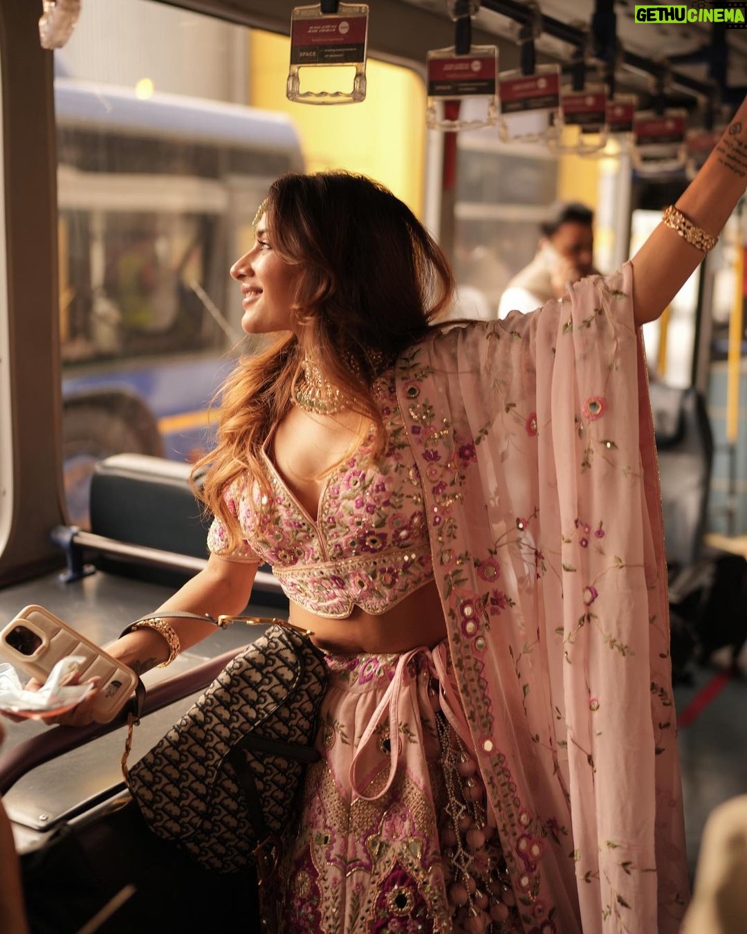 Sara Gurpal Instagram - POV : when you late for your friends wedding #Sarakehndi . . @thevideowala @vikram_singha For : @sunderjewellers @sunderemporium Makeup Hair : @kritikaaguptaa_ Delhi, India