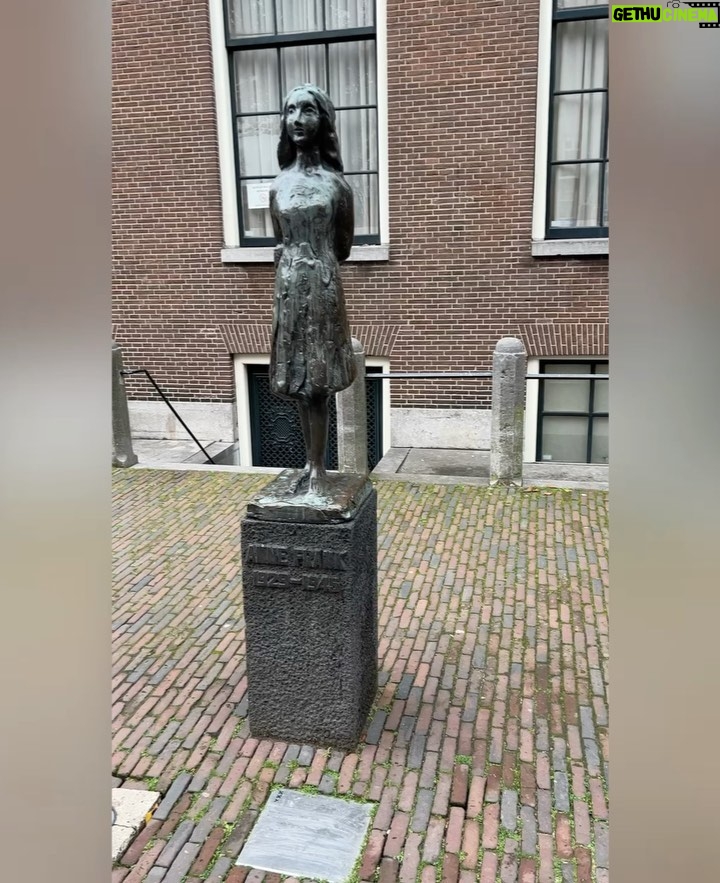 Sarah Rafferty Instagram - Grateful that we were able to spend part of Thanksgiving at The Anne Frank House in Amsterdam, an experience we will never forget. Thank you, Hilary for telling me to reserve these tickets so far in advance of our trip. If you hear my daughter’s voice in the video, Anne Frank is ‘memorialized’ here, not buried. She is buried at Bergen Belsen concentration camp. There was a lot to talk about after this visit, a conversation that we must continue at our family tables and continue robustly as a society. “The only thing we have to remember is: all her would-haves are our real possibilities. All her would-haves are our opportunities.” Emma Thompson. Amsterdam, Netherlands