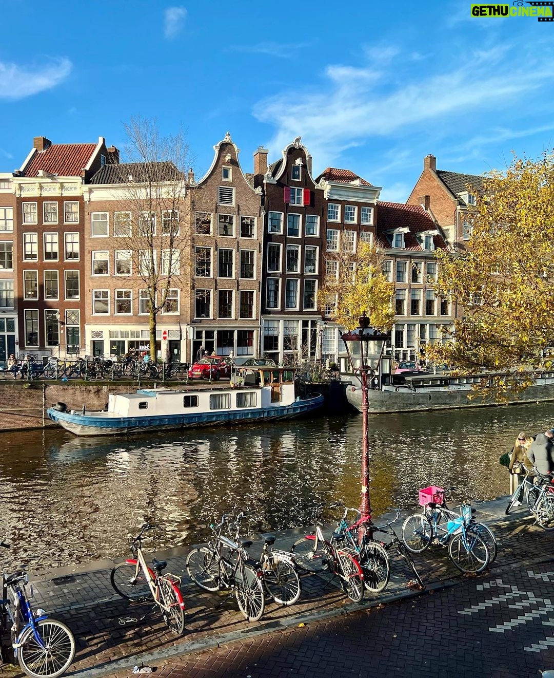 Sarah Rafferty Instagram - Grateful that we were able to spend part of Thanksgiving at The Anne Frank House in Amsterdam, an experience we will never forget. Thank you, Hilary for telling me to reserve these tickets so far in advance of our trip. If you hear my daughter’s voice in the video, Anne Frank is ‘memorialized’ here, not buried. She is buried at Bergen Belsen concentration camp. There was a lot to talk about after this visit, a conversation that we must continue at our family tables and continue robustly as a society. “The only thing we have to remember is: all her would-haves are our real possibilities. All her would-haves are our opportunities.” Emma Thompson. Amsterdam, Netherlands