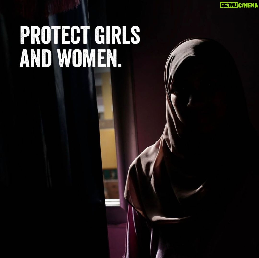 Sarah Rafferty Instagram - In recent news from Iran, Afghanistan and Ukraine – and stories that don’t make the mainstream news - we’re reminded that girls’ rights need to be upheld and that their voices must be heard. Today, October 11, marks the #DayoftheGirl. I stand with @plancanada and @biaagcan to honor the young girls all over the world who are mobilizing against discrimination and oppression, highly invested in their communities and committed to social change. Plan International Canada is committed to children’s rights and equality for girls. They believe in the fundamental right of girls and young women to have a voice, participate in decisions affecting their lives and be heard by all stakeholders – including government and community leaders. Today I stand in awe of the girls in the world who are currently demonstrating more bravery and resilience than I could ever imagine. Your fortitude is an inspiration. 🙏🏻❤️