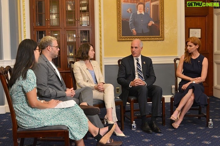 Sarah Rafferty Instagram - Thank you for your time today, @senbobcasey and for your commitment to this urgent issue. Thank you to Lauren, Seth and Ai-jen, and the teams @wearehfc and @caringacrossgen for including me in the conversation and for centering the caregivers in the broader conversation around #Alzheimer’s and #Dementia. Repost from @senbobcasey • I joined @sethrogen, @laurenmillerrogen, @iamsaragrafferty and @domesticworkers President @aijenp on Capitol Hill this morning to discuss the state of home care in the United States and the need for a generational investment in that care. Millions of seniors and people with disabilities deserve it live independently in their communities. Home care allows them to do that. It also allows family caregivers who left jobs to care for spouses, children or parents to return to work by connecting those families to home health workers.