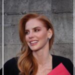 Sarah Rafferty Instagram - Sending love, thanks and credit, oh so so much credit, where credit is due. ❤️🙏🏻🙌🏻 @galialahav and team, Sharon, Lynn, Yael. 🥰 @idoraphaelmakeup @etay_shay @padaniofficial And special thanks to #AlbertBourla for sharing his special evening with me and my family.
