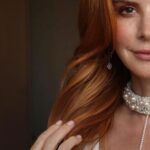 Sarah Rafferty Instagram - Sending love, thanks and credit, oh so so much credit, where credit is due. ❤️🙏🏻🙌🏻 @galialahav and team, Sharon, Lynn, Yael. 🥰 @idoraphaelmakeup @etay_shay @padaniofficial And special thanks to #AlbertBourla for sharing his special evening with me and my family.