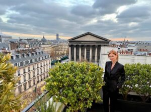 Sarah Rafferty Instagram - Last one. I promise. Swipe for actual footage of me leaving Paris. 🎥Courtesy @mignonettetakespictures 
Jump 👔courtesy @hmerrick