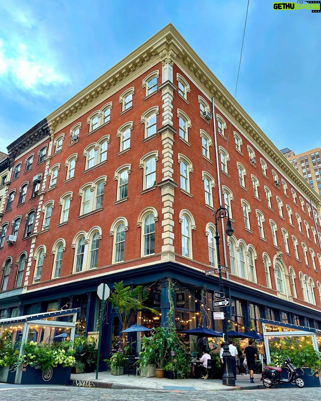Sarah Rafferty - 124.6K Likes - As my mom would say, visiting you was a balm to the soul. #nyc. Thank you @fitz_ny @fitzpatrickhotelsnyc and our old friends and family for the reunion of our dreams.