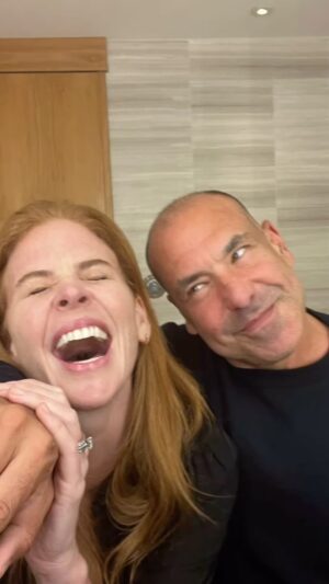 Sarah Rafferty Instagram - I saw my friend. We tried to selfie. #middleage. #ad