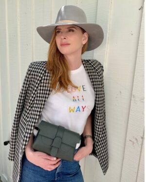 Sarah Rafferty Instagram - Hi friends, this April, in honor of earth month, I am excited to partner with my favorite handbag company @Senreve. Please tune in tomorrow at 10 am Pacific time for an IG Live with my friend and Senreve founder, Coral Chung.  We are going to talk about her journey launching a luxury brand, female entrepreneurship, and Senreve’s efforts in sustainability, including the launch of their Handbag Revival event. Please leave any questions you’d like me to ask @coralllista below. I hope you  can join us. 😘 📷cred @dklahair #ad