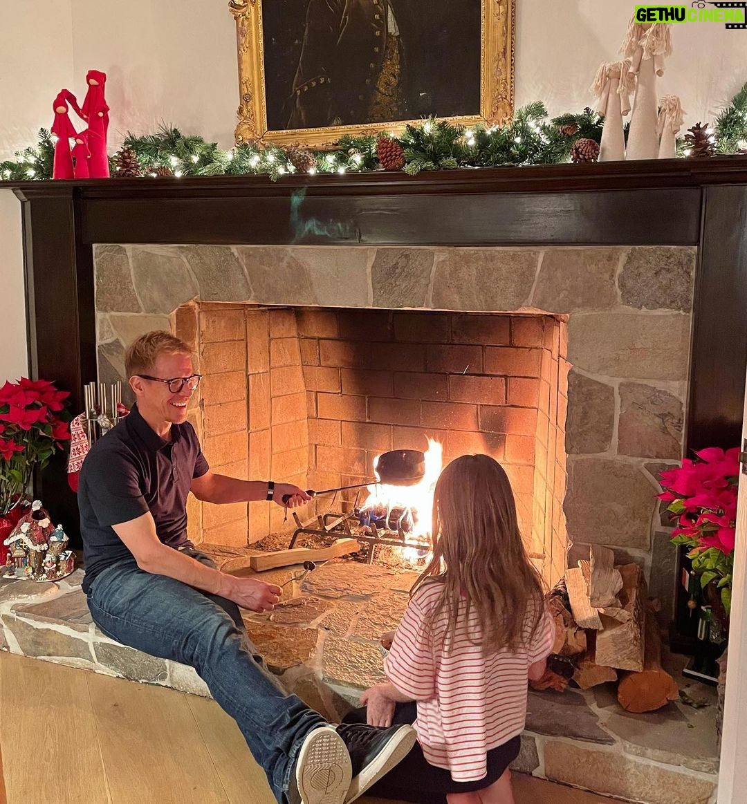 Actress Sarah Rafferty HD Instagram Photos and Wallpapers May 2024 ...