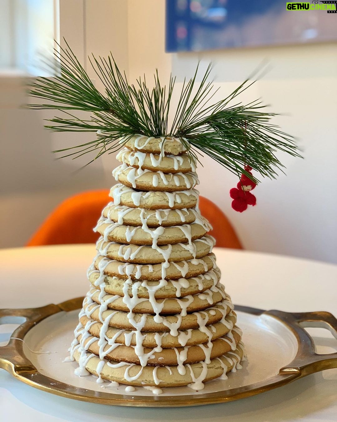 Sarah Rafferty Instagram - We made a #kransekake. Say that ten time fast.