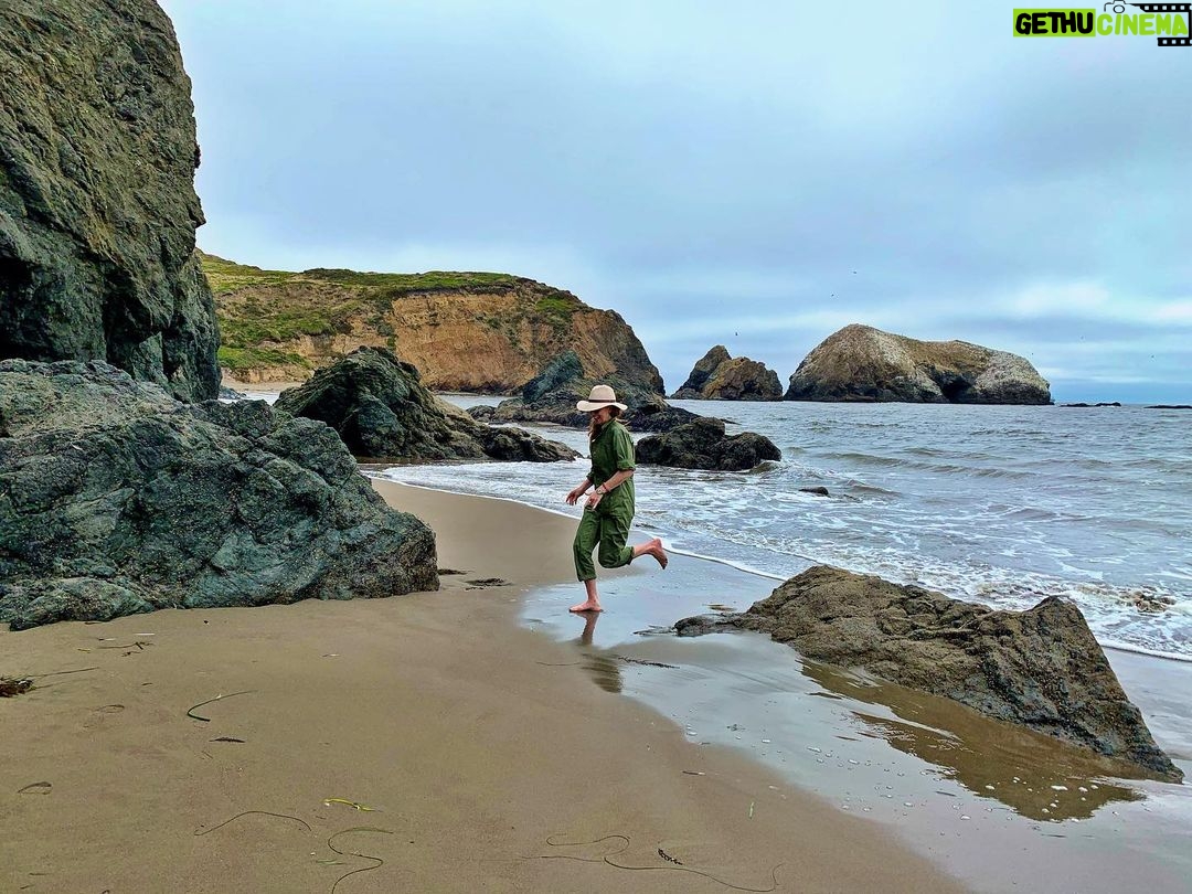 Sarah Rafferty Instagram - I think we inadvertently drove to #Ireland..... 💚 📷 @benitalitt California