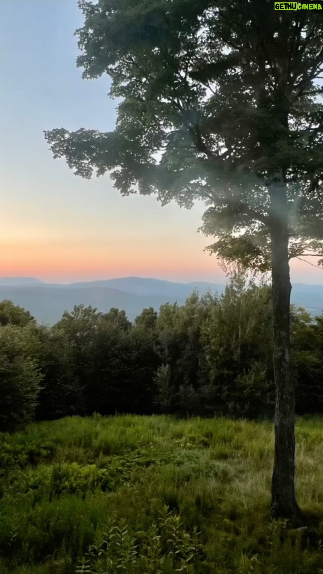 Sarah Rafferty Instagram - We went to #Vermont. Now I miss it. ๐งโโ๏ธ๐ป๐โฐ๏ธ๐๐จโ๐ฉโ๐งโ๐งโค๏ธ