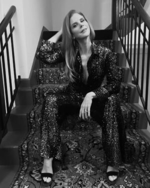 Sarah Rafferty Instagram - Thank you @gretaconstantine and @kirkpickersgill for always making me feel sparkly and a little bit disco. 🕺😘❤️❤️❤️

Photo and make up @beau_nelson 
Hair @davestanwell 
🕺@nicholasme