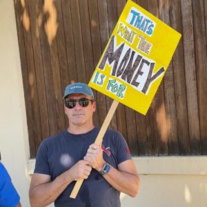 Sarah Silverman Instagram - THAT’S WHAT THE MONEY’S FOR MOTHERFUCKERS
PAY UP AMPTP!! #Hammy 
#sagaftra #wgastrong #unionstrong