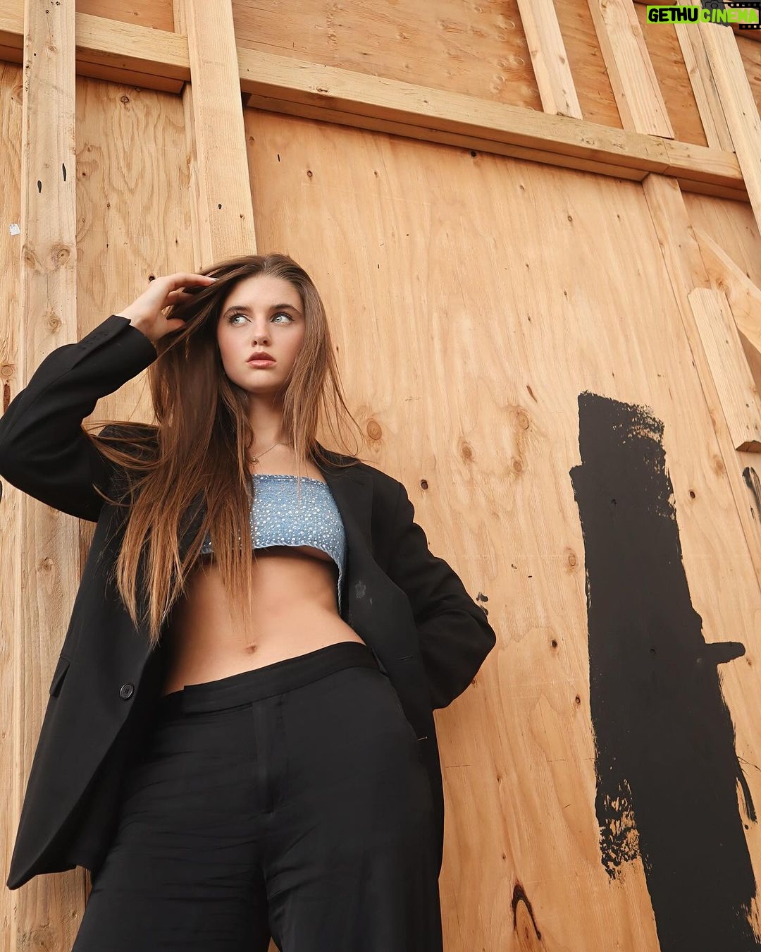 Savannah Clarke Instagram - F I N D Y O U R C O U R A G E ___________________________________ Life shrinks or expands In Proportion to one’s courage. ____________________________________ #denimtops #MyFavBlackPants #FitForTheDay#DenimShoes #StreetsOfLA #WorkSite #PhotosByMe #TheEveryDayProject #AussieInLA #quotesDaily #CourageToGrow #FindYourCourage ___________________________________ West Hollywood CA