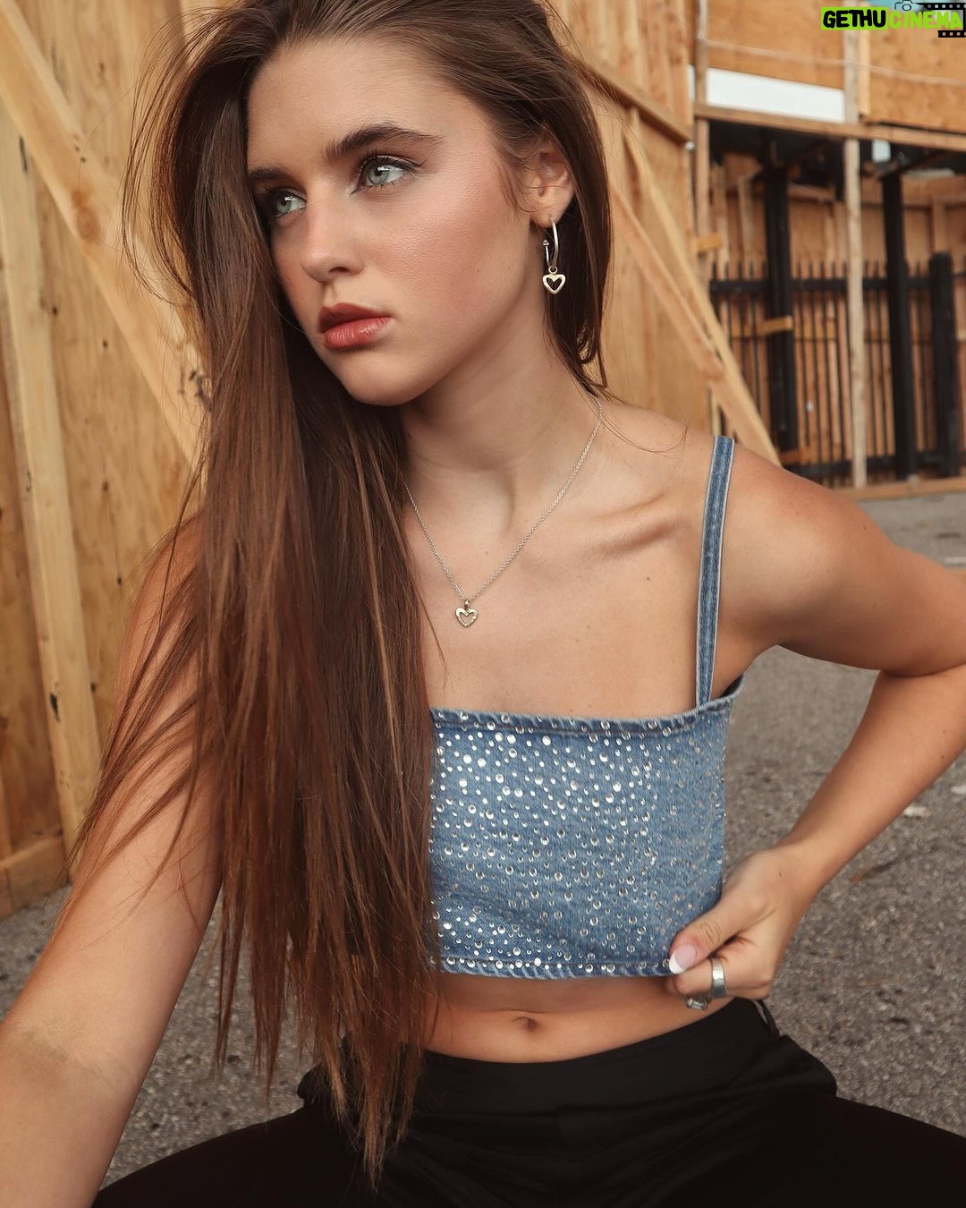 Savannah Clarke Instagram - F I N D Y O U R C O U R A G E ___________________________________ Life shrinks or expands In Proportion to one’s courage. ____________________________________ #denimtops #MyFavBlackPants #FitForTheDay#DenimShoes #StreetsOfLA #WorkSite #PhotosByMe #TheEveryDayProject #AussieInLA #quotesDaily #CourageToGrow #FindYourCourage ___________________________________ West Hollywood CA