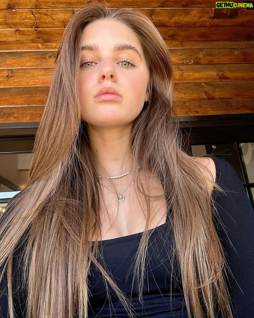 Savannah Clarke Instagram - T h I S _______________________________ Your heart knows So run in that direction __________________________________ #PalmTrees #BrightColours #GirlFriendsBeLike #Hollywood #HollywoodWalkOfFame #Stars #Eclipse #RoofTopView #eclipse2024π #Sunshine #CaliVibes #Roses #MirrorSelfies #BalconyViews #Sunshine #CityOfAngels ___________________________________