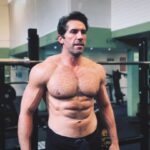 Scott Adkins Instagram – Training hard and making good gains with the help of @total_eclipse_bryan_ @legendsgymrugeley Full training video soon. @chucknorris is awesome 👊👊💪