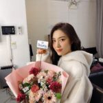 Seo Ji-hye Instagram – 예뿐꽃 감사해욧😍

#다우니
