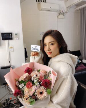 Seo Ji-hye Instagram - 예뿐꽃 감사해욧😍

#다우니