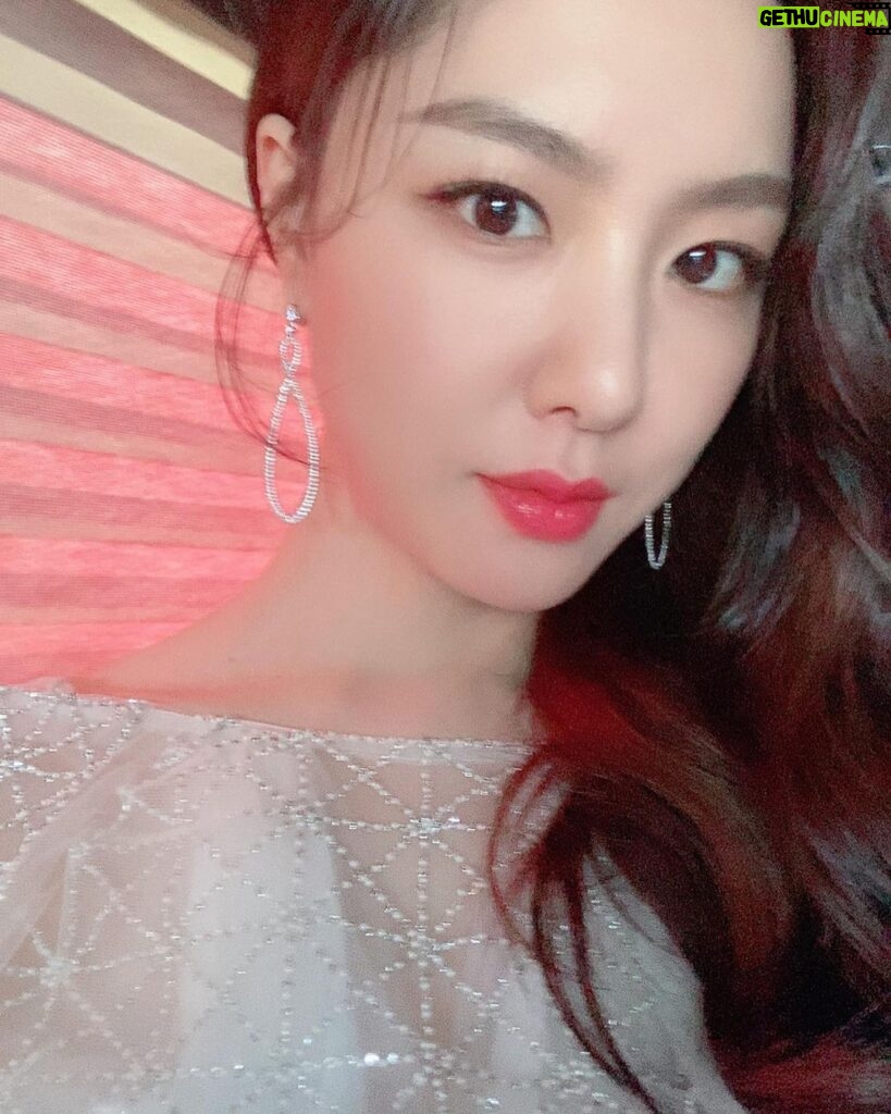 Seo Ji-hye Instagram - 백상예술대상 고맙습니다🙈 #바자아이콘상