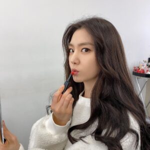 Seo Ji-hye Instagram - 💋시세이도와 함께한 화보! 내가 사용하는 나의 원픽 컬러젤 립밤 #105 포피 
#시세이도 #컬러젤립밤 #포피 #사랑의불시착 #서지혜pick  #서단 #물먹볼륨립