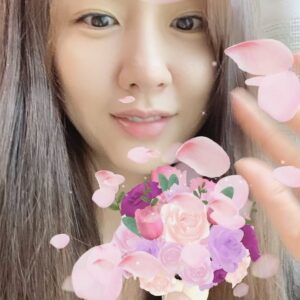 Seo Ji-hye Instagram - #광고 꽃 향기를 맡으면 꽃다발을 한아름 안았던 설레는 순간들이 떠오르는데요, 제가 모델로 활동하고 있는 다우니에서 #생화품은다우니퍼퓸 의 설레는 향을 필터로 제작했다고 해요! 너무 예쁘죠? #다우니향기설렘주의 

다우니 공식계정 @downy_korea 에서 필터이벤트도 진행하고 있으니 놓치지 마세요^^