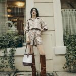 Seulgi Instagram - WWD Korea 4월호 😜🇫🇷 @wwdkorea @etro @depound 📸 @sunhye_sunhye 💇‍♀️ @ralkinghair 💄 @keemme_ 👗 @cielsoir 그리고 고생해주신 경미언니 @editork79 매니저 송희언니 고마워요❣️ 파리 어벤져스 슬기팀😘😘 Château des Fleurs