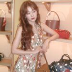 Seulgi Instagram – 프랑스 럭셔리 패션 하우스 롱샴의 SS24 컬렉션 팝업스토어 <DO YOU SAINT-TROPEZ?> 가 ‘더현대 서울’ 1층에서 펼쳐 집니다
프랑스 남부 도시, 생트로페 무드로 꾸며진 팝업 스토어에 방문하여 롱샴의 SS24 컬렉션을 직접 경험해보세요❤️❤️

#광고 #Longchamp #롱샴 #롱샴팝업스토어 #롱샴SS24컬렉션
@longchamp