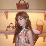 Seulgi Instagram - 프랑스 럭셔리 패션 하우스 롱샴의 SS24 컬렉션 팝업스토어 가 ‘더현대 서울’ 1층에서 펼쳐 집니다 프랑스 남부 도시, 생트로페 무드로 꾸며진 팝업 스토어에 방문하여 롱샴의 SS24 컬렉션을 직접 경험해보세요❤️❤️ #광고 #Longchamp #롱샴 #롱샴팝업스토어 #롱샴SS24컬렉션 @longchamp