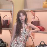 Seulgi Instagram - 프랑스 럭셔리 패션 하우스 롱샴의 SS24 컬렉션 팝업스토어 가 ‘더현대 서울’ 1층에서 펼쳐 집니다 프랑스 남부 도시, 생트로페 무드로 꾸며진 팝업 스토어에 방문하여 롱샴의 SS24 컬렉션을 직접 경험해보세요❤️❤️ #광고 #Longchamp #롱샴 #롱샴팝업스토어 #롱샴SS24컬렉션 @longchamp