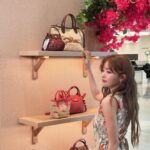 Seulgi Instagram - 프랑스 럭셔리 패션 하우스 롱샴의 SS24 컬렉션 팝업스토어 가 ‘더현대 서울’ 1층에서 펼쳐 집니다 프랑스 남부 도시, 생트로페 무드로 꾸며진 팝업 스토어에 방문하여 롱샴의 SS24 컬렉션을 직접 경험해보세요❤️❤️ #광고 #Longchamp #롱샴 #롱샴팝업스토어 #롱샴SS24컬렉션 @longchamp