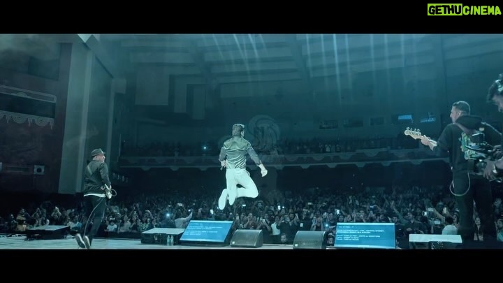 Shaan Instagram - Lost in the melodies of Kolkata, where words fall short and love embraces every minuteš¤ Performing here is more than a stage, itās a soulful connection that makes every moment specialš«¶š» #ShaanLive #Kolkata #FeverFM